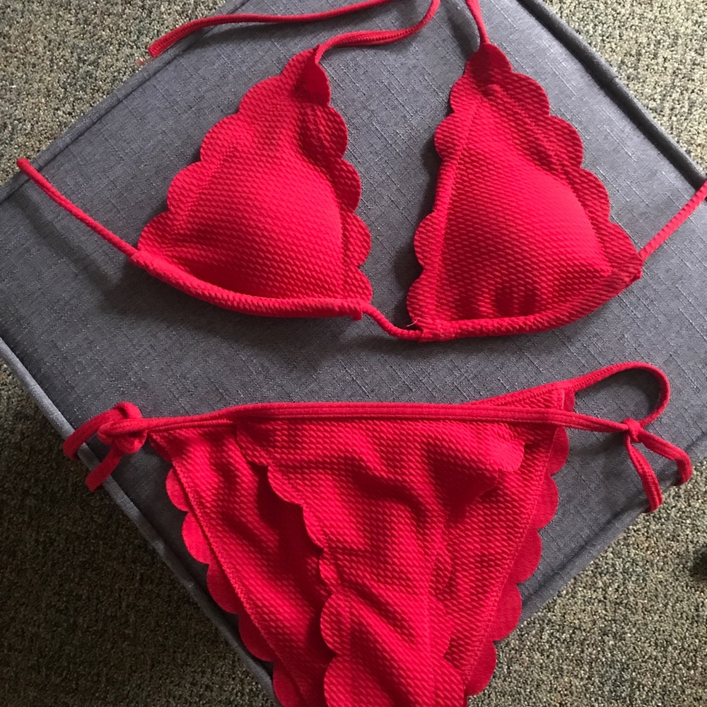 SMALL/X-SMALL Red Scallop Bikini (NEW)